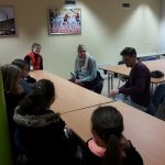 Jugendliche unterhalten sich mit Christina Hering