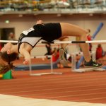 Anna beim Hochsprung, Lattenüberquerung